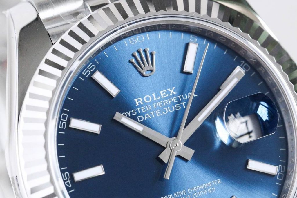 The sapphire glass mirror of the Super Clone Rolex is displayed.